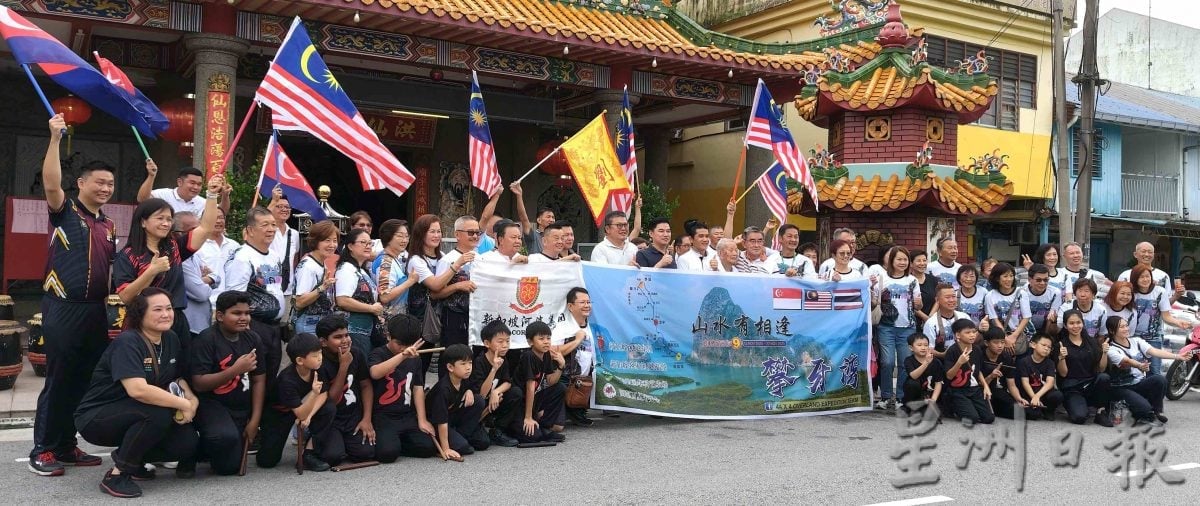 *已签发*柔：新闻：四驱万里行车队 今展逾3千公里长征