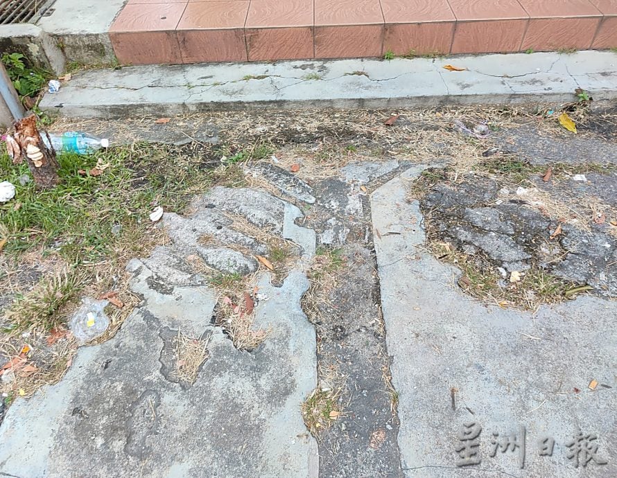 拆停车表后地面未修复 石墩成绊脚石引民怨