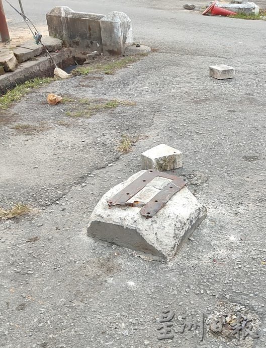 拆停车表后地面未修复 石墩成绊脚石引民怨