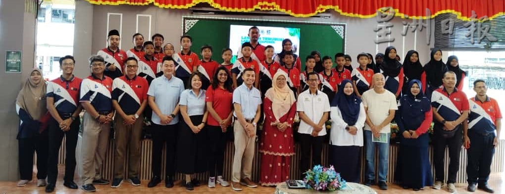 **已签发**柔:校园版头:鱼菜共生计划有成 敦帕尔国小师生喜迎丰收