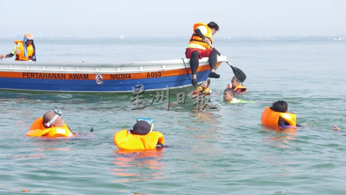(供星洲网)NS芙蓉/波德申珊瑚、观赏鱼屡遭盗采捕捞 森大臣斥:管控不严,促渔业、海事局加强执法