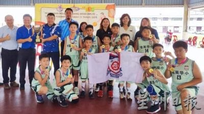 夺县11岁学联篮球男女冠军 培英华小创三连冠