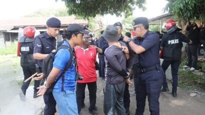 视频|巴生班村巴板路拆木屋 10人以身护屋被捕