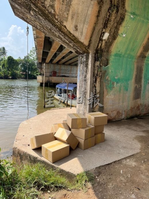 东(已签):普通行动部队在彭加兰古堡截获一批走私化妆品。