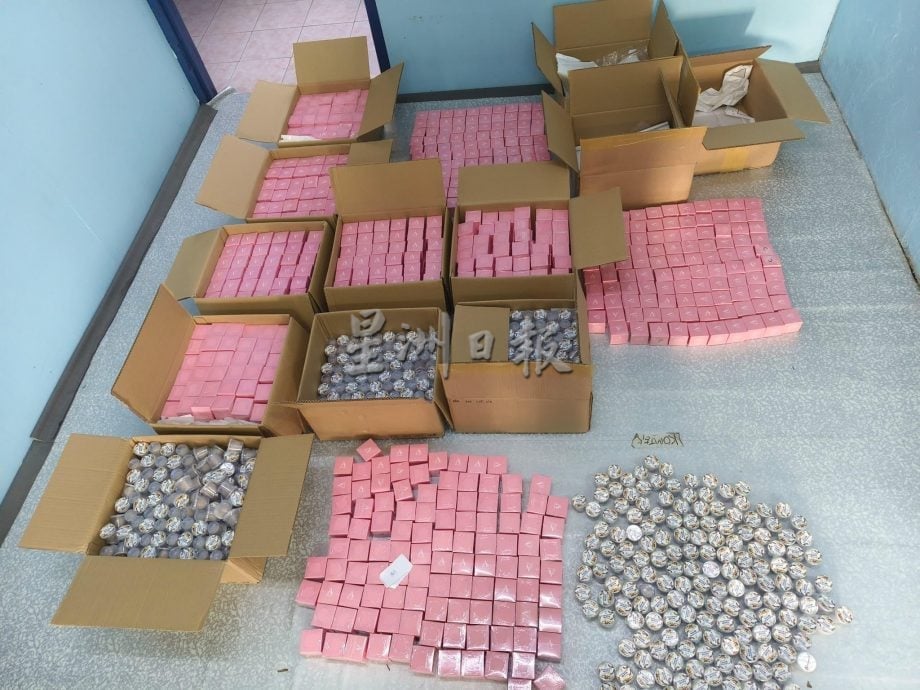 东(已签):普通行动部队在彭加兰古堡截获一批走私化妆品。