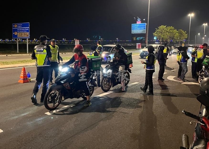 送餐员三年未缴路税摩托车被充公，外籍人士无照驾驶亦遭取缔