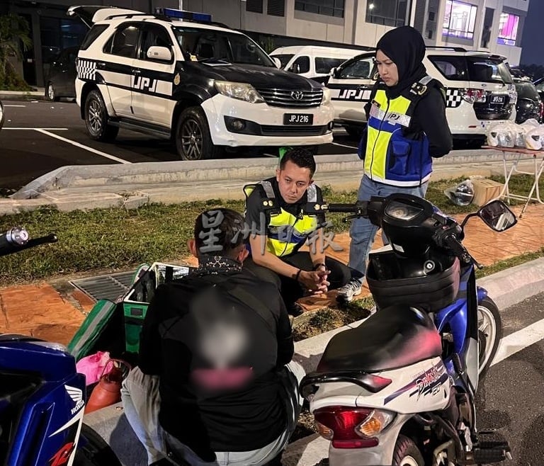 送餐员三年未缴路税摩托车被充公，外籍人士无照驾驶亦遭取缔