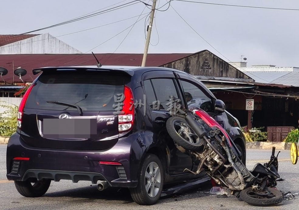 东：摩托车与轿车相撞中学生受伤