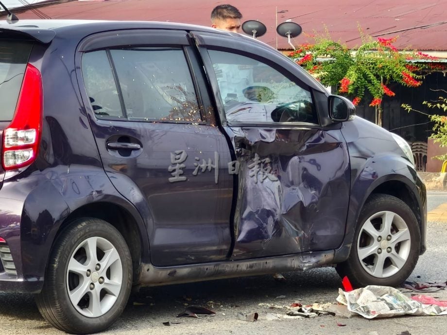 东：摩托车与轿车相撞中学生受伤