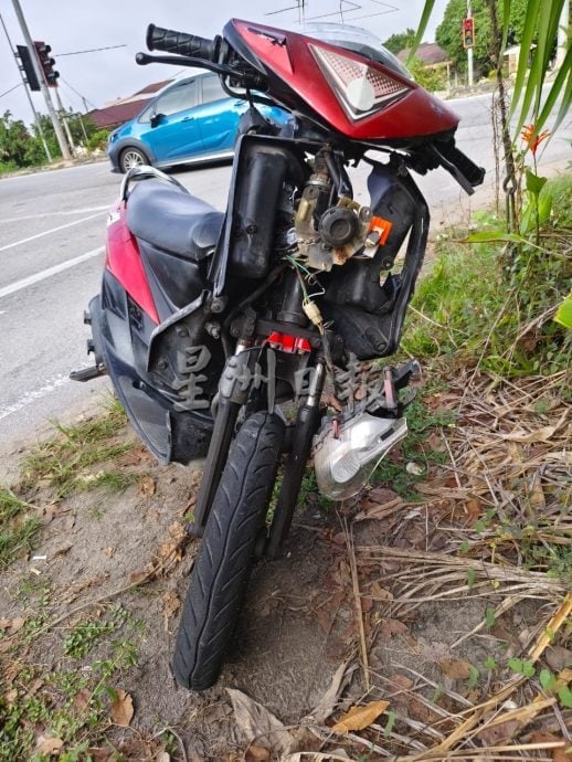 东：摩托车与轿车相撞中学生受伤