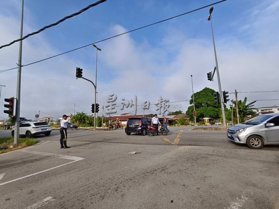 东：摩托车与轿车相撞中学生受伤