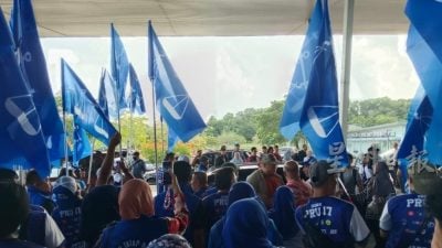 500人迎接国阵选将 根机场一阵骚动