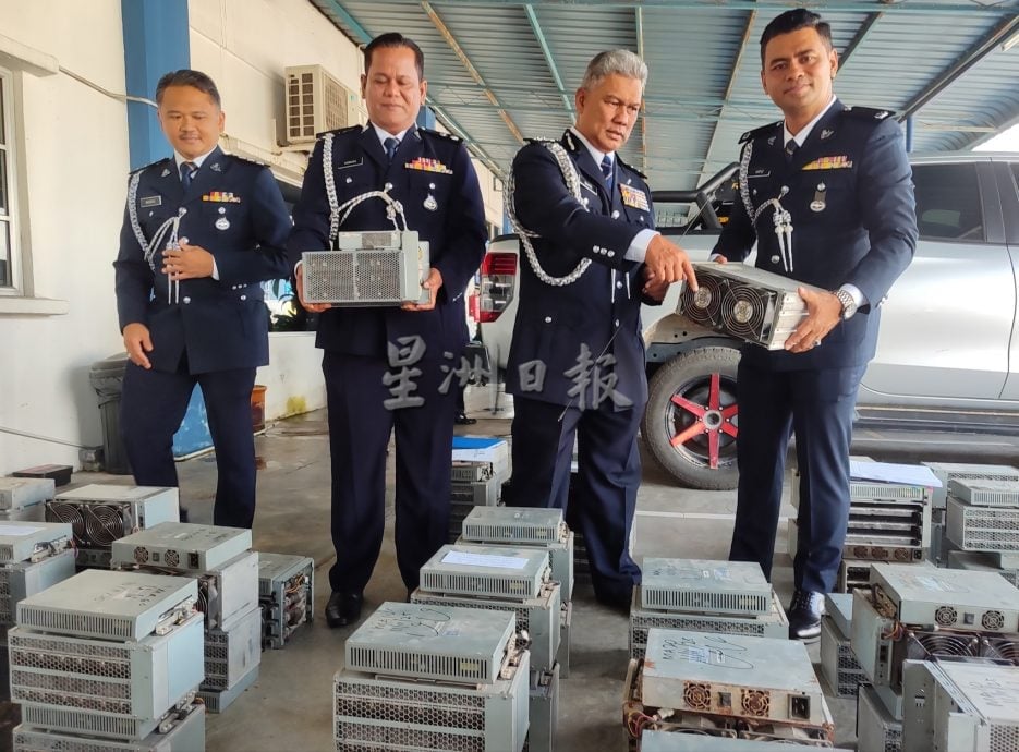 下霹警方国能联手 起220挖矿机扣8人