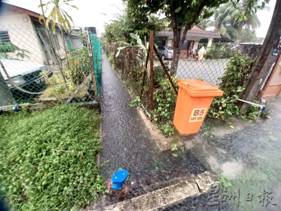 关东村第2巷闪电水灾  低洼住家门前如同“鱼塘”