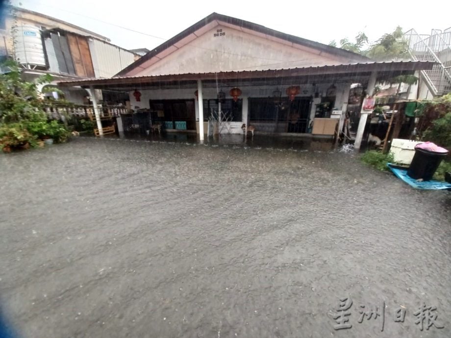 关东村第2巷闪电水灾  低洼住家门前如同“鱼塘”