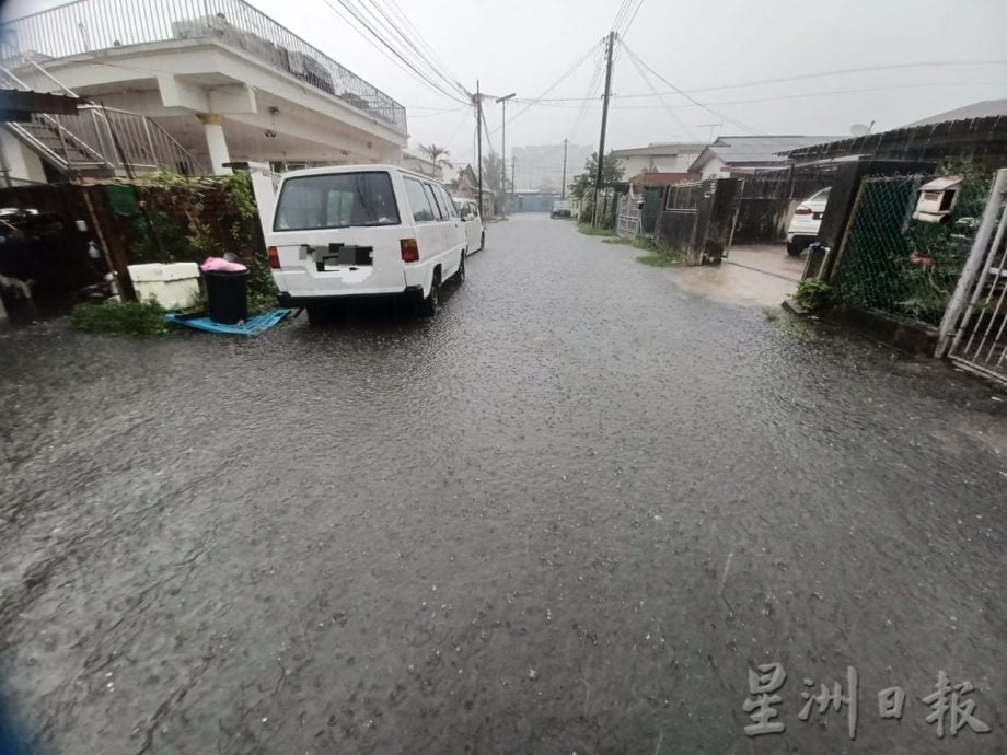 关东村第2巷闪电水灾  低洼住家门前如同“鱼塘”