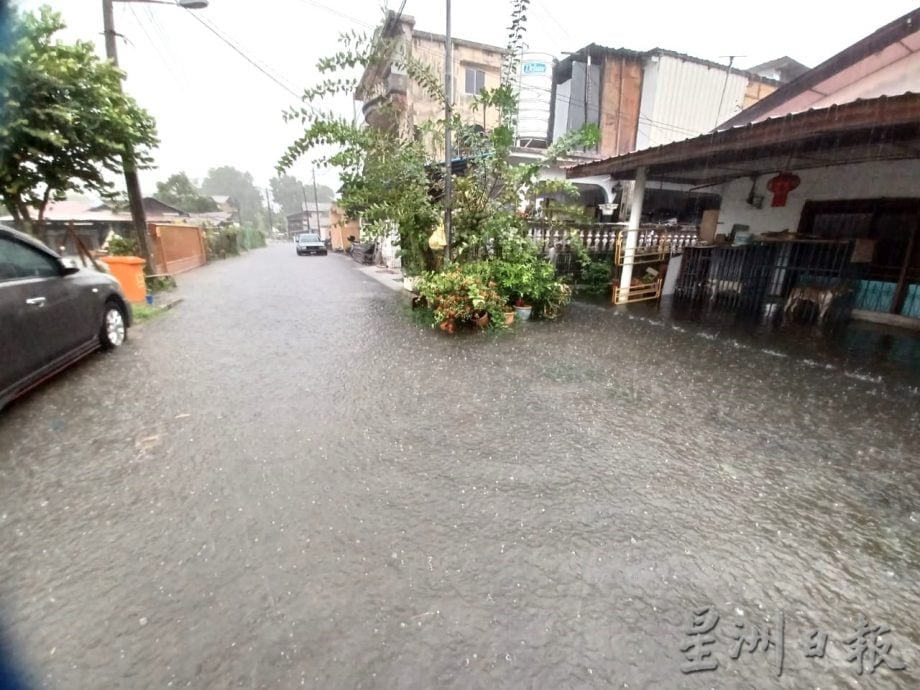 关东村第2巷闪电水灾  低洼住家门前如同“鱼塘”