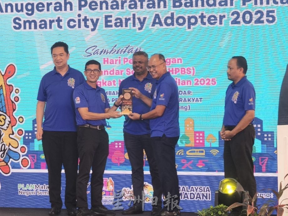 添壁画高挂彩雨伞　马口后巷华丽变身打卡景点