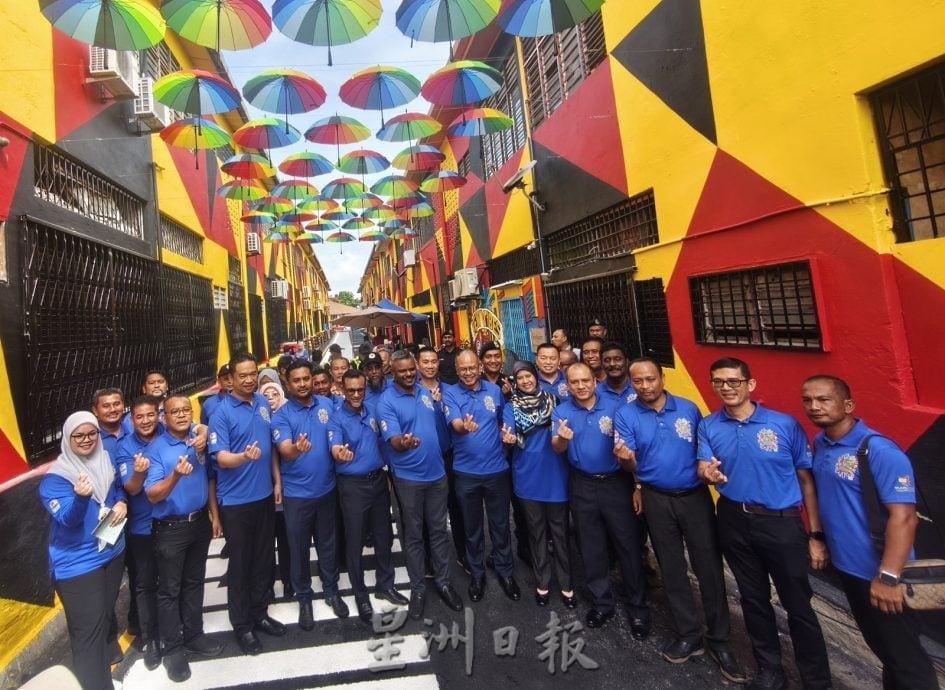 添壁画高挂彩雨伞　马口后巷华丽变身打卡景点