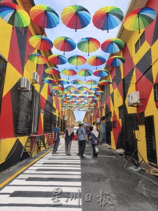 添壁画高挂彩雨伞　马口后巷华丽变身打卡景点