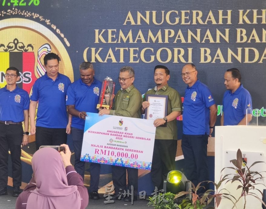 添壁画高挂彩雨伞　马口后巷华丽变身打卡景点