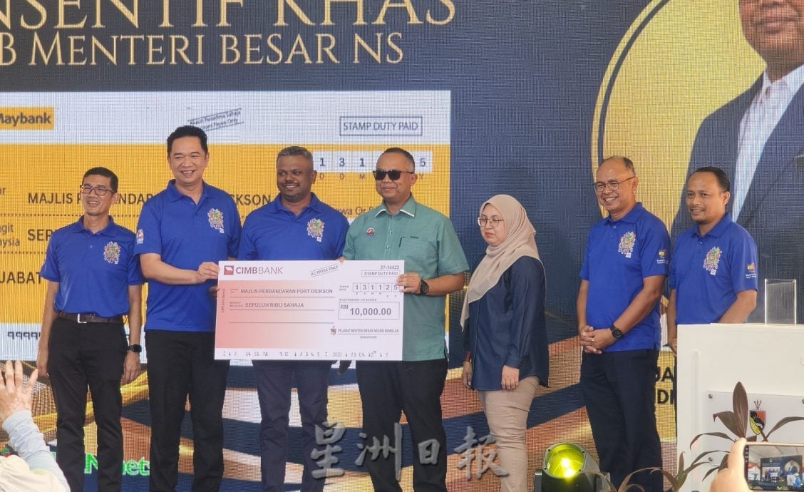 添壁画高挂彩雨伞　马口后巷华丽变身打卡景点