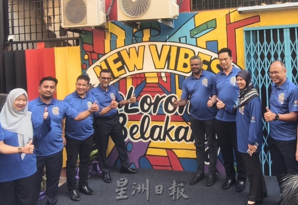 添壁画高挂彩雨伞　马口后巷华丽变身打卡景点