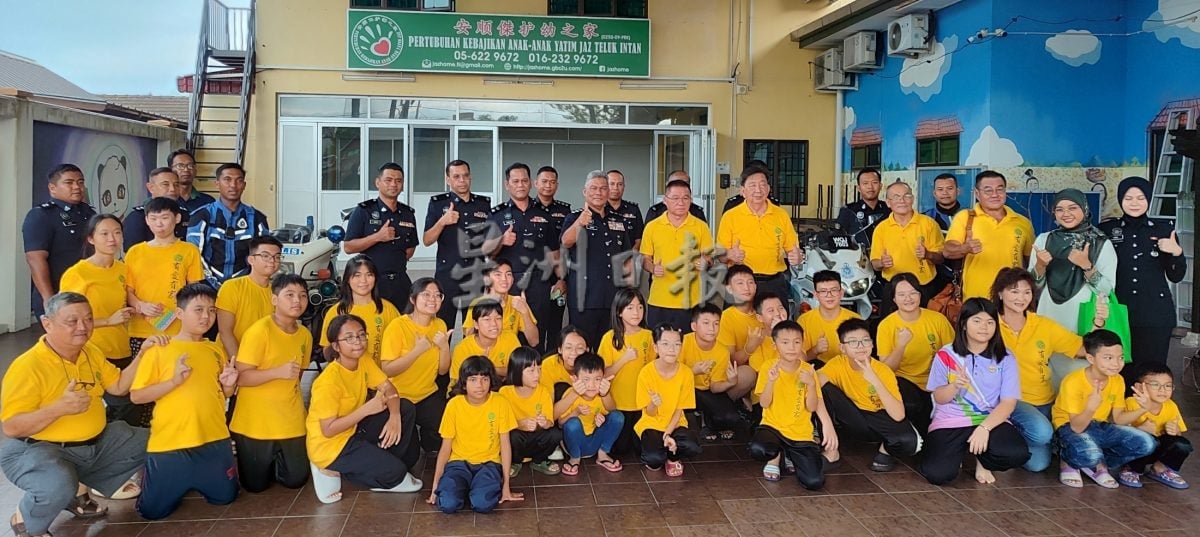 单亲爸爸泪送3儿女 警方主任感动送温暖