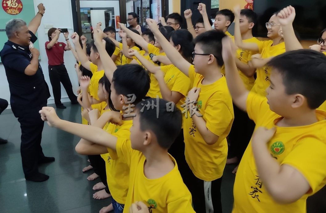 单亲爸爸泪送3儿女 警方主任感动送温暖