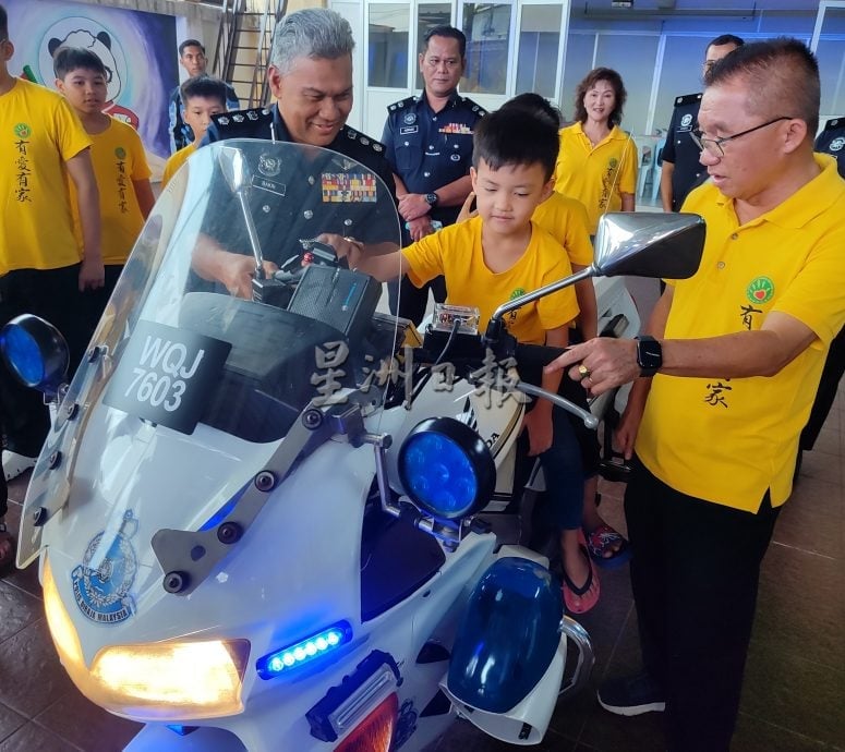 单亲爸爸泪送3儿女 警方主任感动送温暖