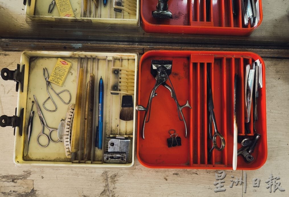 供星洲网：窥探百业／老理发师的理发人生，一椅一剪 见证岁月流转