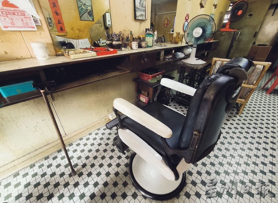 供星洲网：窥探百业／老理发师的理发人生，一椅一剪 见证岁月流转