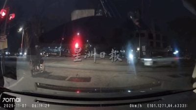 巴占大路车猛撞摩托后逃 肇事车涉嫌闯红灯