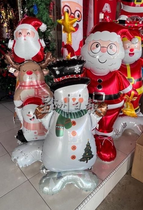 圣诞饰品纷纷上架，业者盼节庆氛围带动消费潮