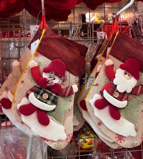 圣诞饰品纷纷上架，业者盼节庆氛围带动消费潮