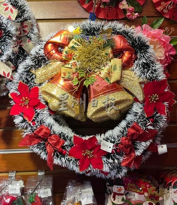 圣诞饰品纷纷上架，业者盼节庆氛围带动消费潮