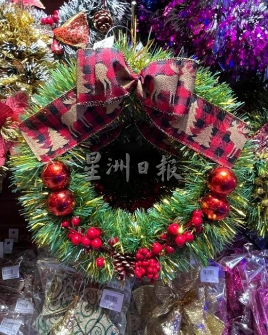 圣诞饰品纷纷上架，业者盼节庆氛围带动消费潮