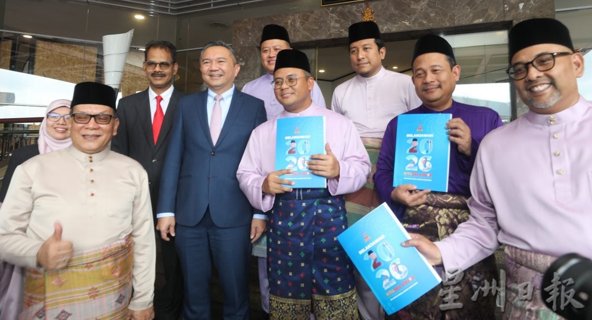 大都会/阿米鲁丁呈逾32亿令吉2026年雪财政预算案