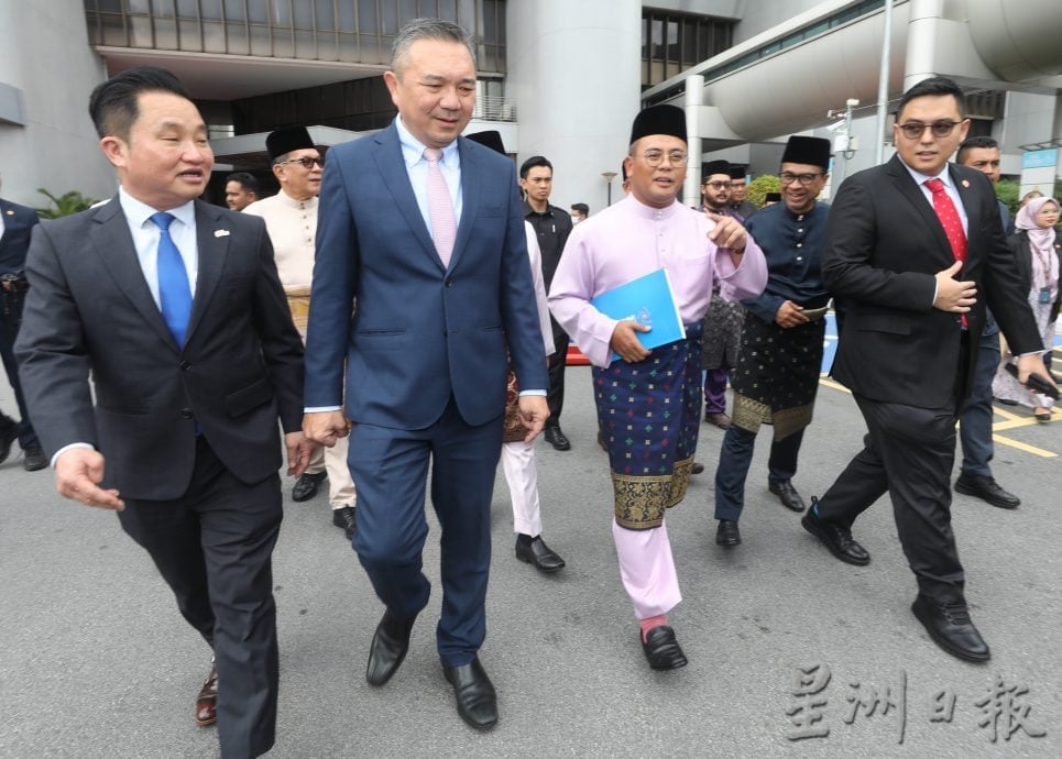 大都会/阿米鲁丁呈逾32亿令吉2026年雪财政预算案