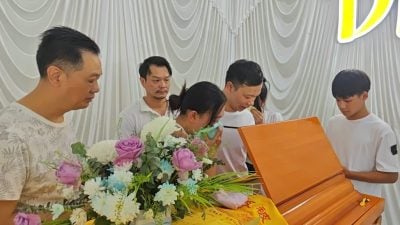 【视频】SPM考生车祸身亡|家人抚棺泪别李莢增  父母叮嘱爱儿安心上路