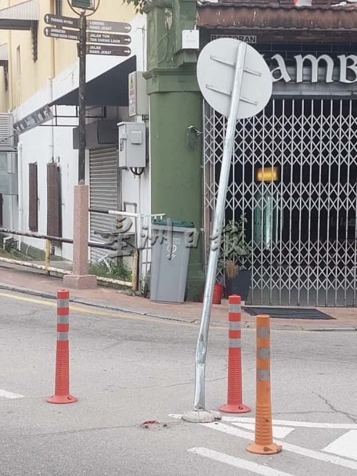 (古城第三版主文)曾昆清桥频频发生车辆撞上交通指示