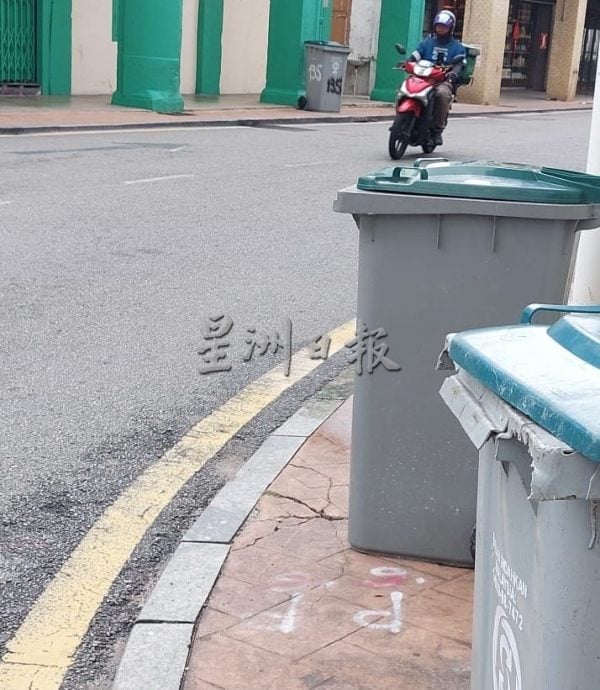 (古城第三版主文)曾昆清桥频频发生车辆撞上交通指示