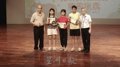 137小画家走入中化中学 以画笔定格校园美景