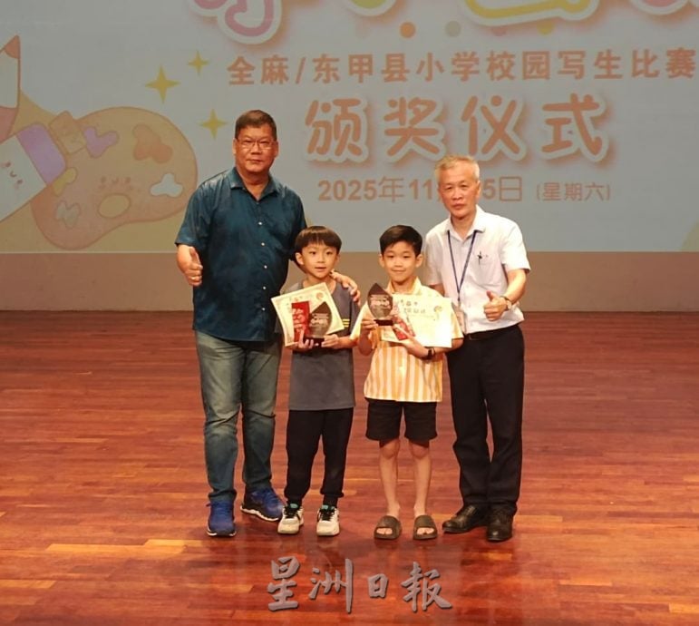 137小画家走入中化中学 以画笔定格校园美景