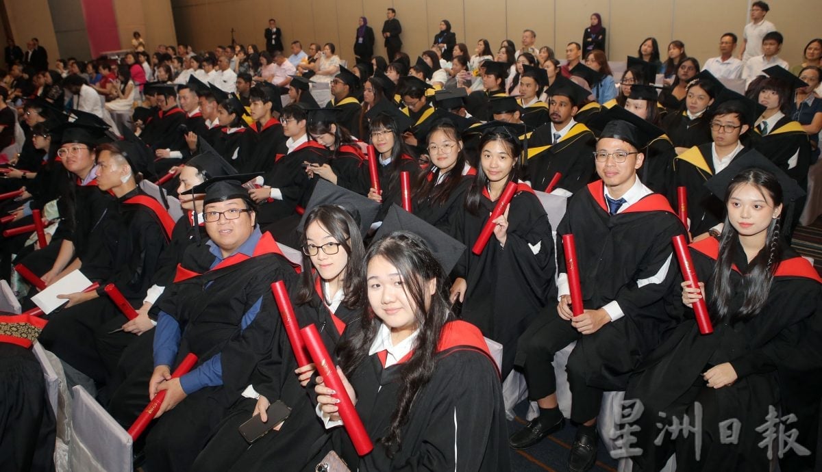 深斋技职教育学院康博国际学院 194名毕业生毕业