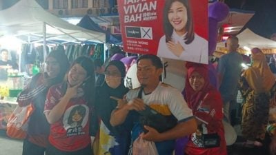 沙巴州选 | 不惧“吊车尾”化身邦女郎  黄诗怡秀007手势笑容拉票