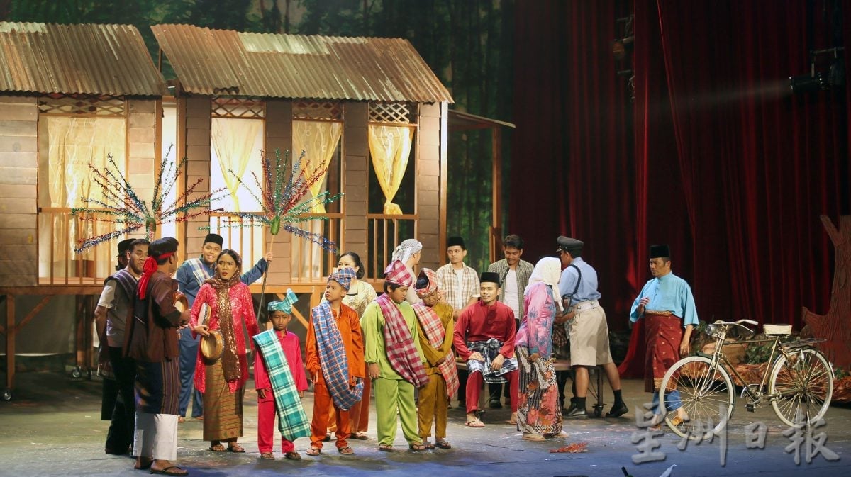 霹苏丹与苏丹后观赏 次场《甘榜男孩》舞台剧