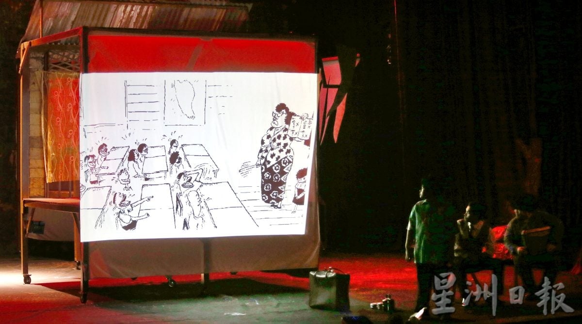 霹苏丹与苏丹后观赏 次场《甘榜男孩》舞台剧