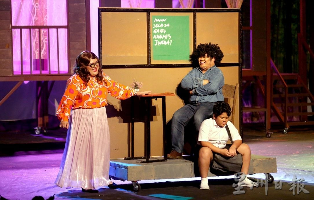 霹苏丹与苏丹后观赏 次场《甘榜男孩》舞台剧