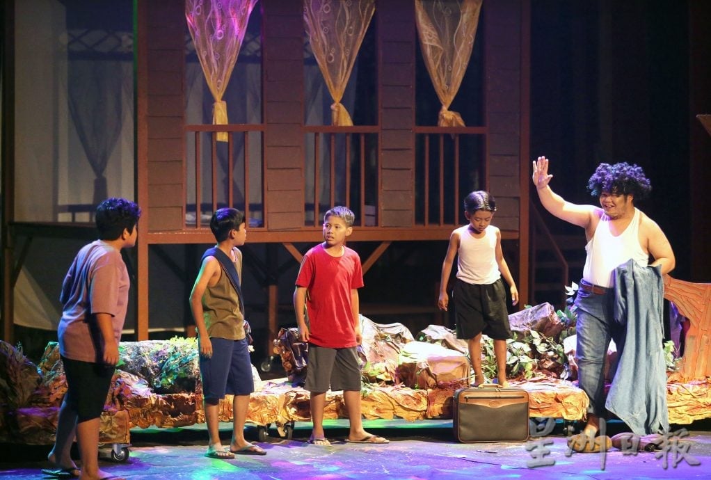 霹苏丹与苏丹后观赏 次场《甘榜男孩》舞台剧